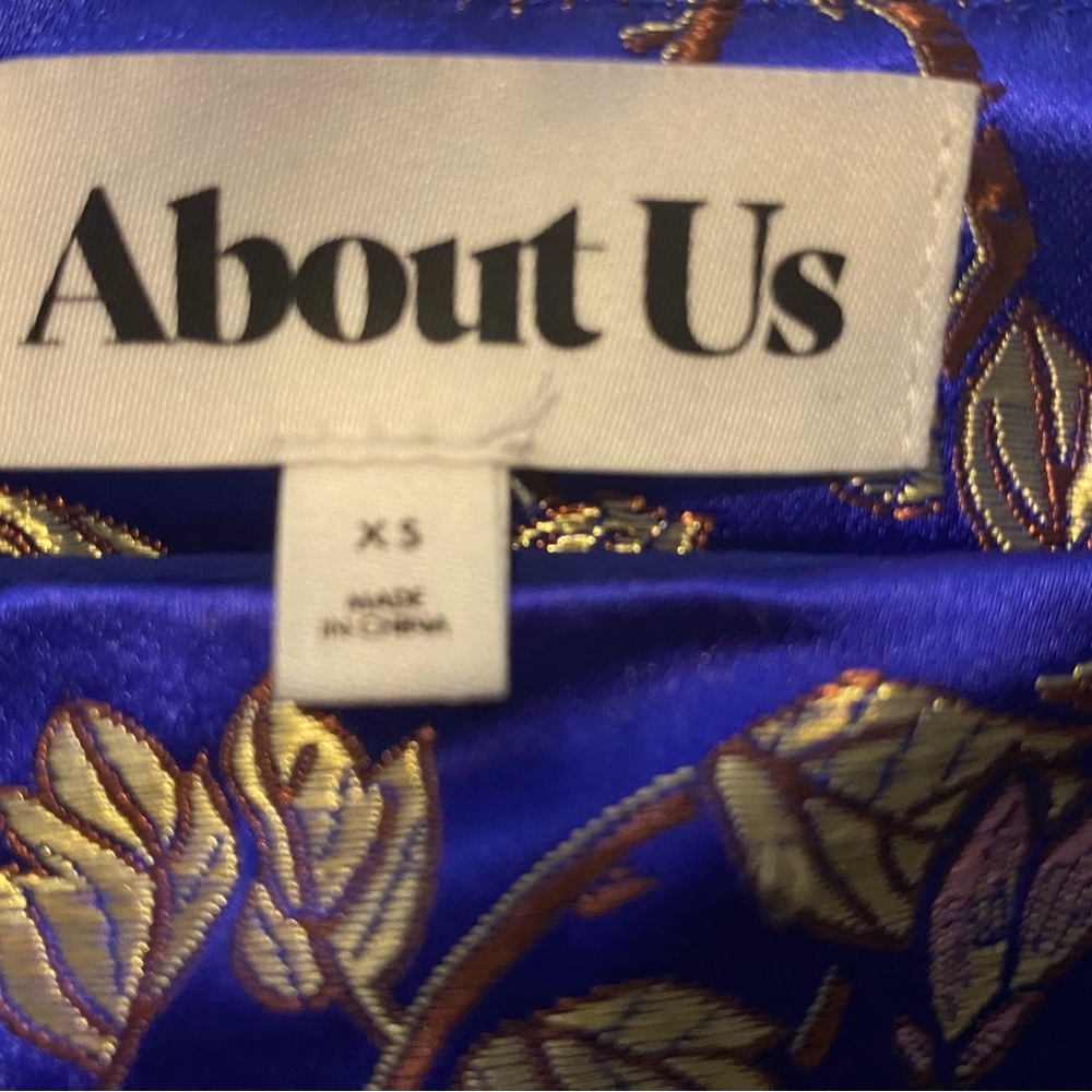 About Us “Elsa” Asymmetrical Mini Skirt Blue Satin with Floral Embroidery XS - Picture 5 of 7